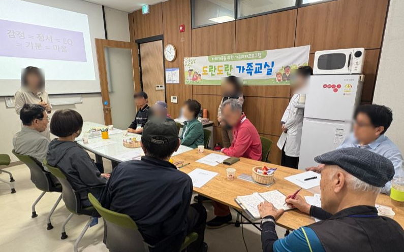 연수구는 치매 및 경도인지장애 환자 보호자의 돌봄 부담을 완화하고 정서적 안정을 돕기 위해 지난 8일부터 가족교실 및 힐링프로그램을 운영하고 있다